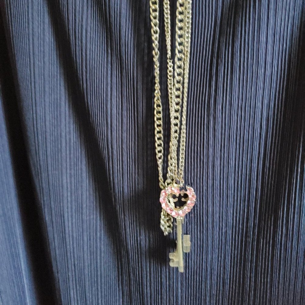 Pink Heart Key Necklace & 2 pairs of Pink Earrings - Picture 2 of 9